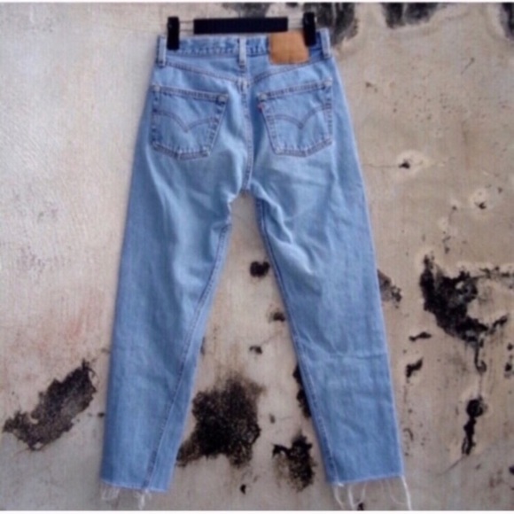 Vintage High Waisted Raw Hem Levi’s - (m-xxl) - Picture 3 of 4